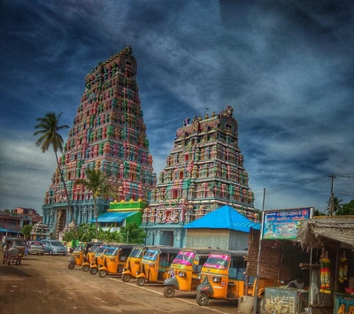 Torres gemelas de un templo colorido en Tamil Nadu, India