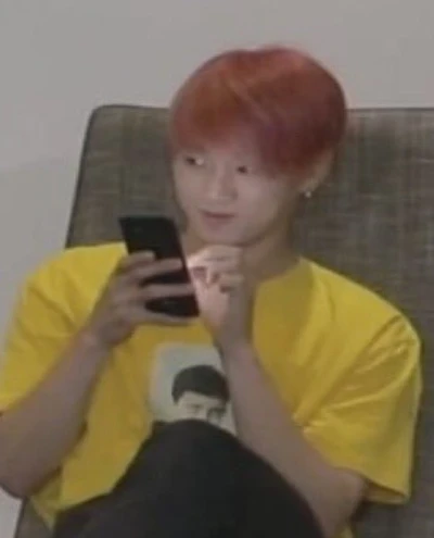 Jungkook absorto em seu telefone