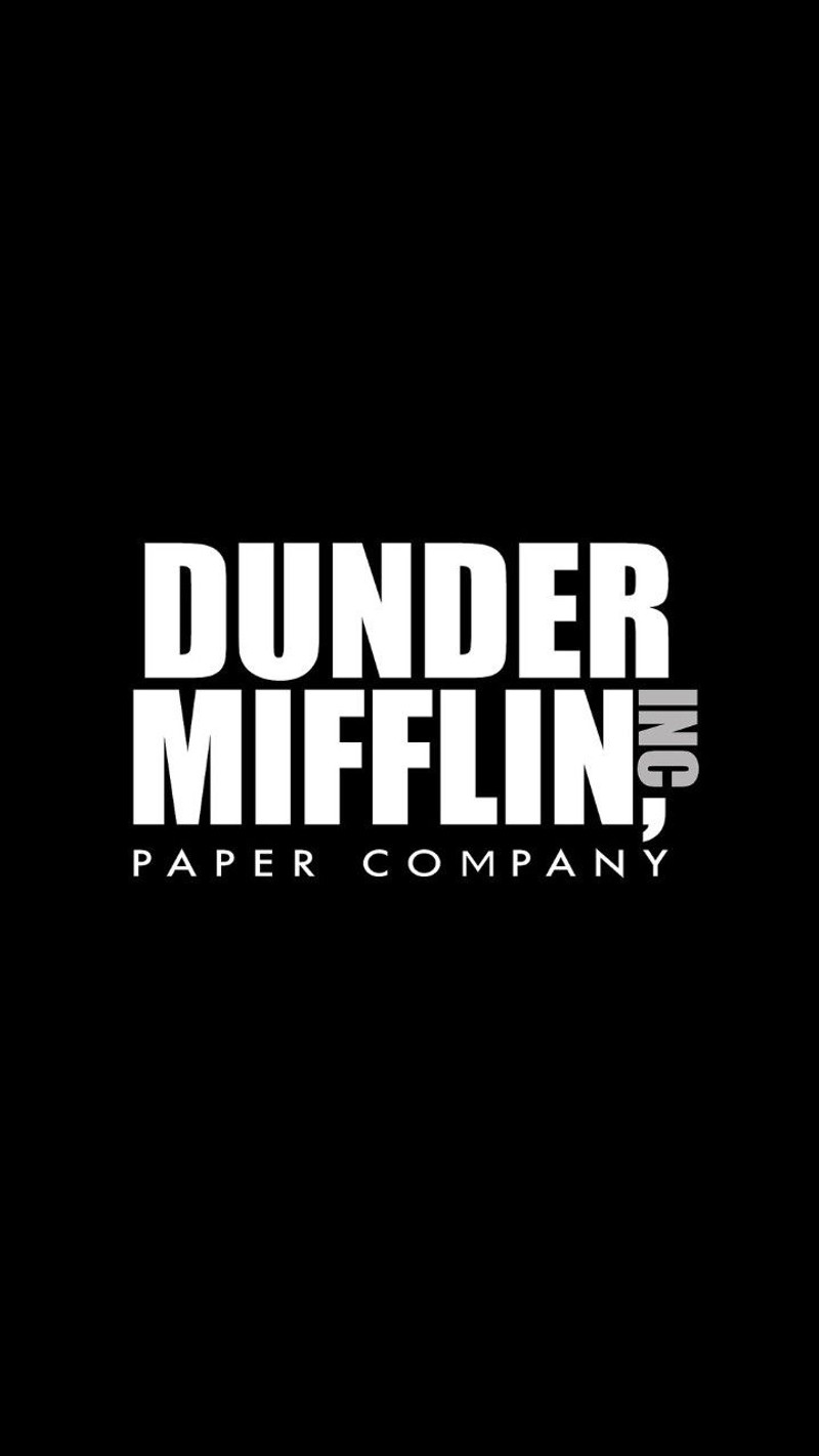 Крупный план черно-белого логотипа с надписью "dunder mifflin" (the office, дандер миффлин)