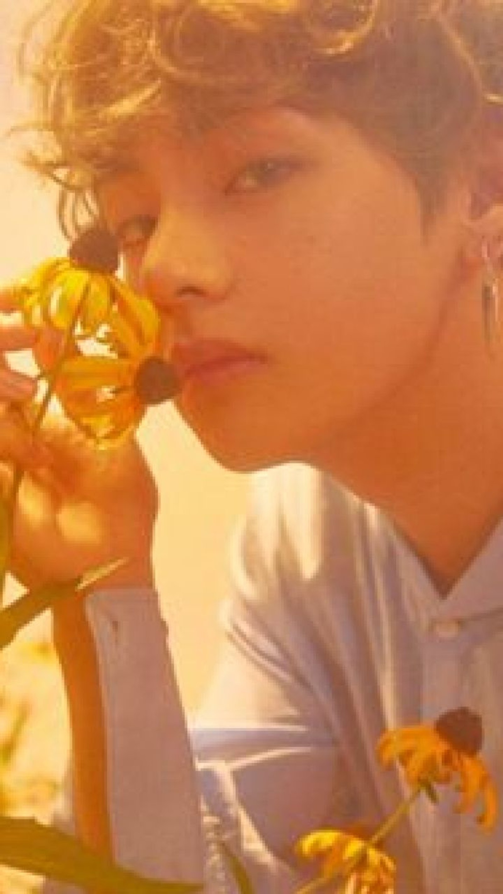 Photo arrondie d'un jeune homme tenant une fleur dans sa main (bangtan, bts, fleurs, tae)