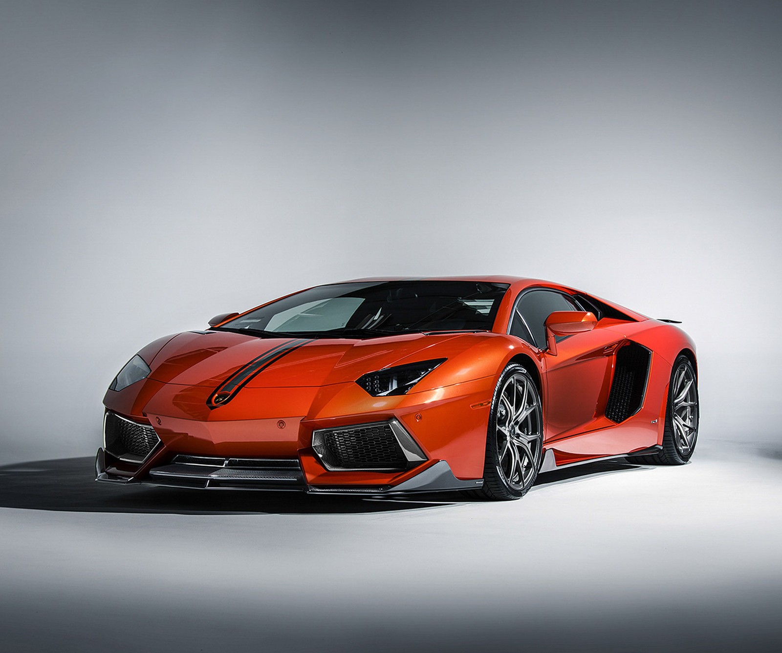 Un gros plan d'une voiture de sport rouge garée dans un studio (voiture, lamborghini, véhicule)