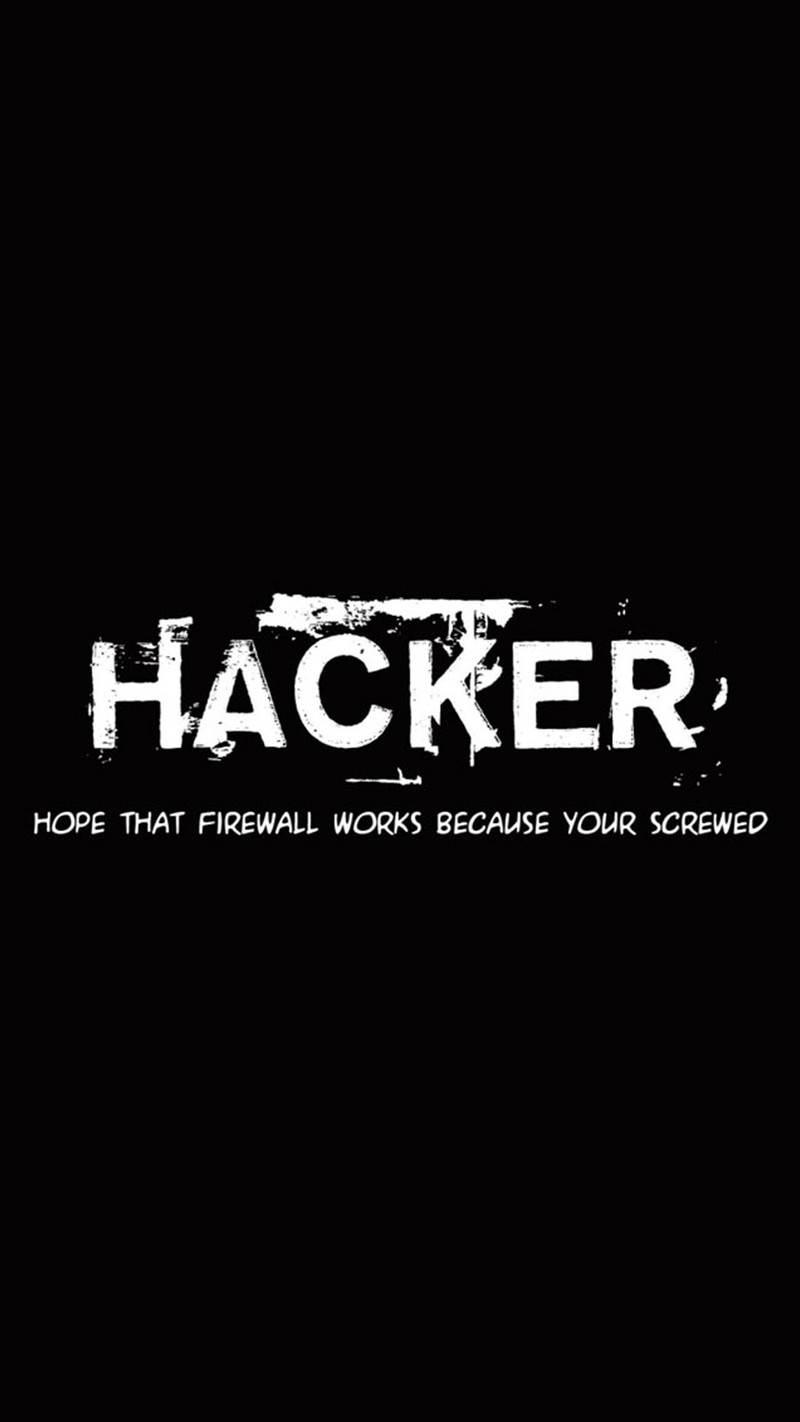 Близкий план черного фона с белым текстом, на котором написано 'hacker' (хакер, hacker, логотип)