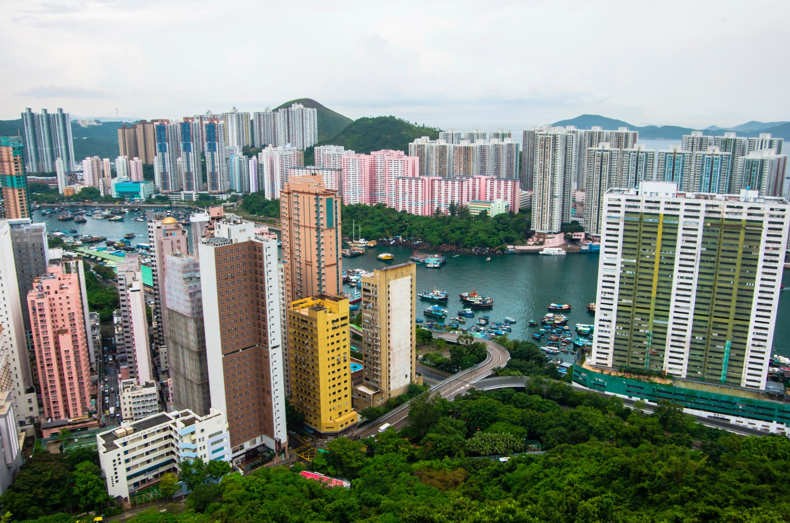 Uma vista de uma cidade com muitos edifícios altos (paisagem urbana, área urbana, cidade, metrópole, bloco de torre)