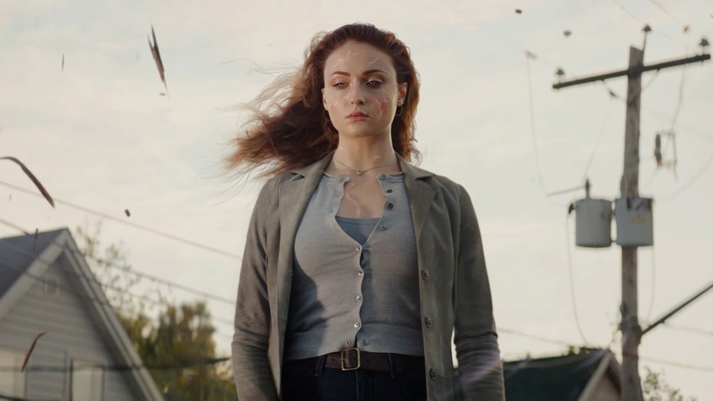 Женщина стоит перед домом с множеством летящих вокруг птиц (жан грей, jean grey, тёмная феникс, люди икс темный феникс, x men dark phoenix)