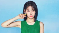 Miyawaki Sakura em verde: Um retrato cativante de "Diário Onírico