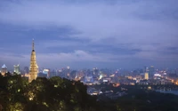 Stadtansicht von Guangzhou bei Dämmerung: Skyline mit Landmarkenturm, der auf die urbane Metropole blickt.