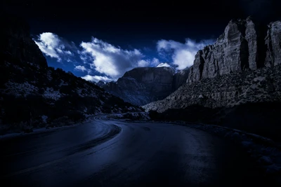 Serene Nachtstraße durch die majestätischen Landschaften des Zion-Nationalparks