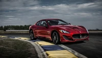 Динамичный спортивный автомобиль Maserati на треке