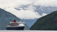 Navio de cruzeiro majestoso navegando por um fiorde sereno entre picos glaciais