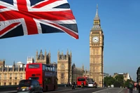 Big Ben e as Casas do Parlamento com uma bandeira da União Jack em primeiro plano, capturando a essência de Londres como uma metrópole vibrante.