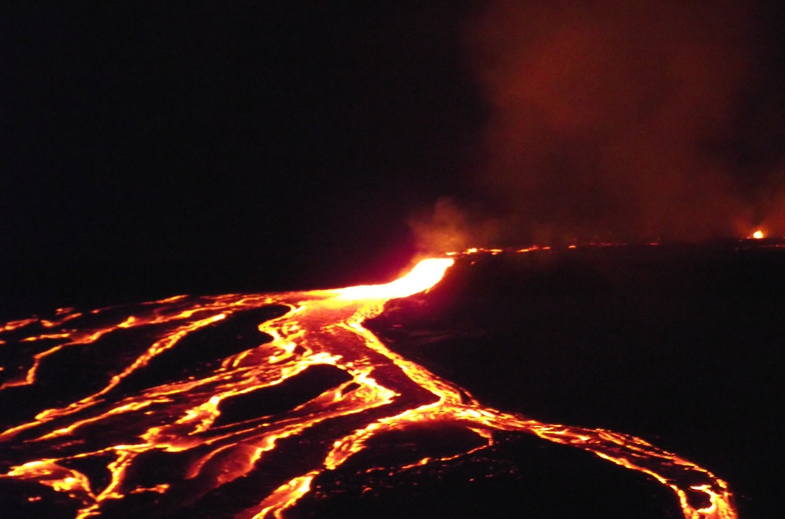 Nahaufnahme eines lavaflusses bei nacht mit hellem licht (hitze, lava, vulkan, feuer, nacht)