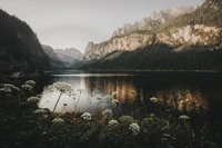 Ruhiger Hochlandsee: Spiegelung von Bergen und Wolken