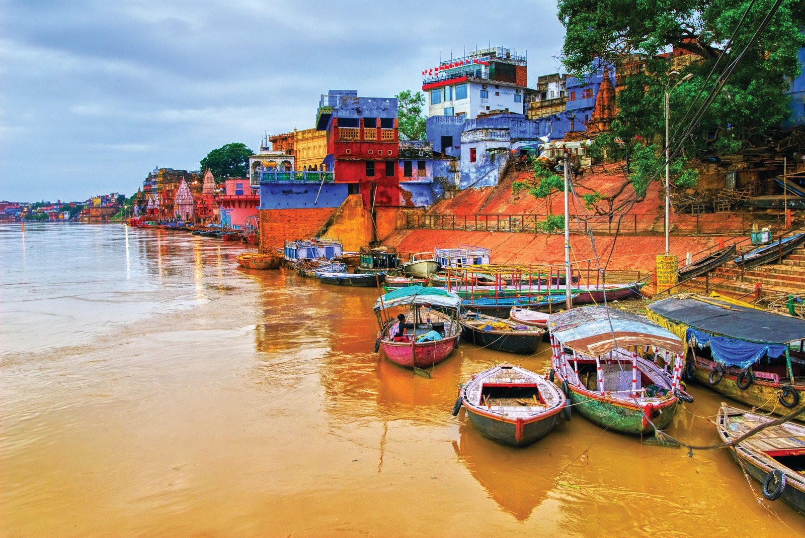 Barcos estão atracados na margem de um rio com uma cidade ao fundo (transporte aquático, reflexo, via navegável, água, flúmen)