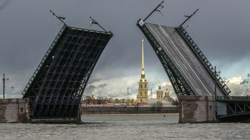 Арафед мост с двумя открытыми воротами в облачный день (подъемный мост, подвижный мост, мост, балочный мост, небоскреб)