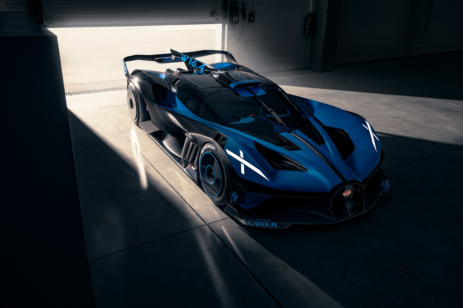 Un gros plan d'une voiture de sport bleue garée dans un garage (bugatti bolide, hypercars, voitures conceptuelles, voitures de circuit, 5k)