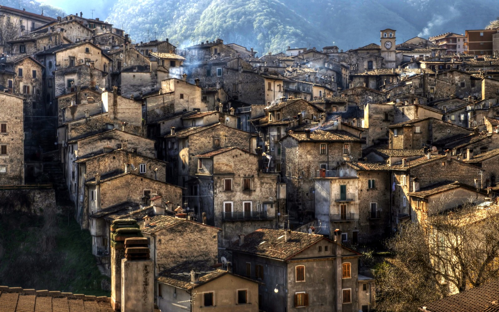 Vista árabe de una ciudad con una montaña de fondo (pueblo de montaña, pueblo, sitio histórico, arquitectura medieval, sitio arqueológico)