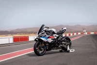 2024 BMW S 1000 RR M Pacote: Motocicleta Esportiva Dinâmica na Pista