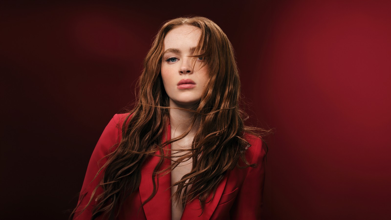 Gros plan d'une femme avec de longs cheveux portant une veste rouge (sadie sink, portrait, actrice américaine, 5k, gens)