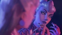 A reflexão enigmática de Evelynn no glamour de KDA