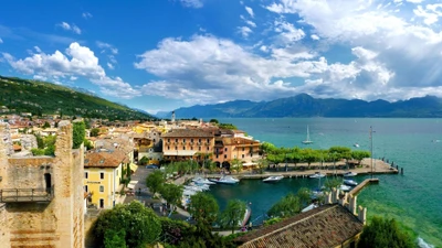 Vue panoramique d'un charmant village italien au bord du lac