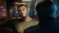 Un moment contemplatif dans un bar éclairé au néon, mettant en scène un personnage de Cyberpunk 2077 engagé dans une conversation.