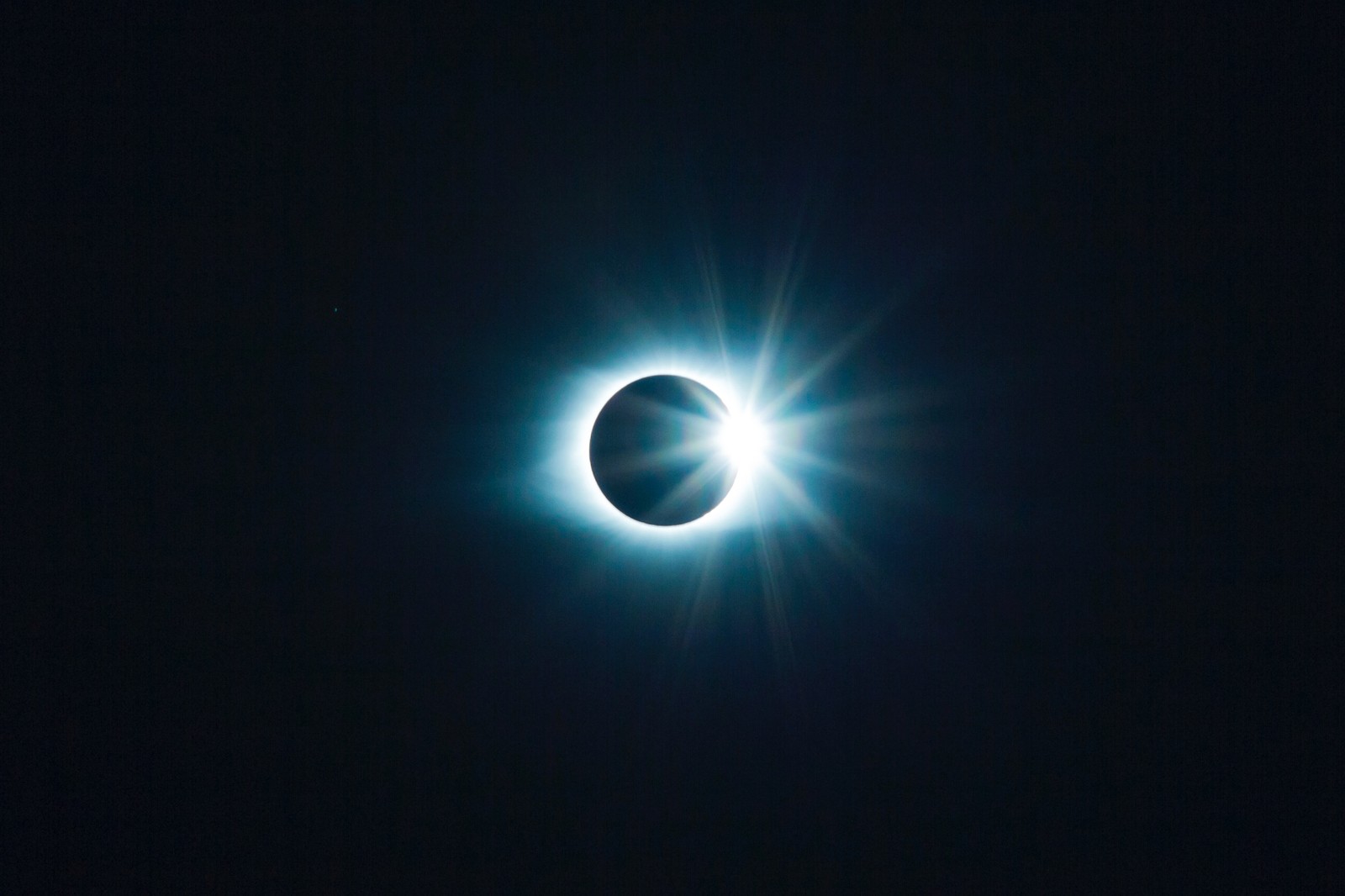 A close up of a bright eclipse of a sun in the dark sky (atmosphere, celestial event, astronomical object, light, eclipse)