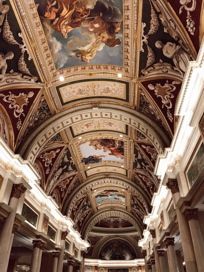 Œuvre d'art de plafond majestueuse de l'architecture classique et médiévale