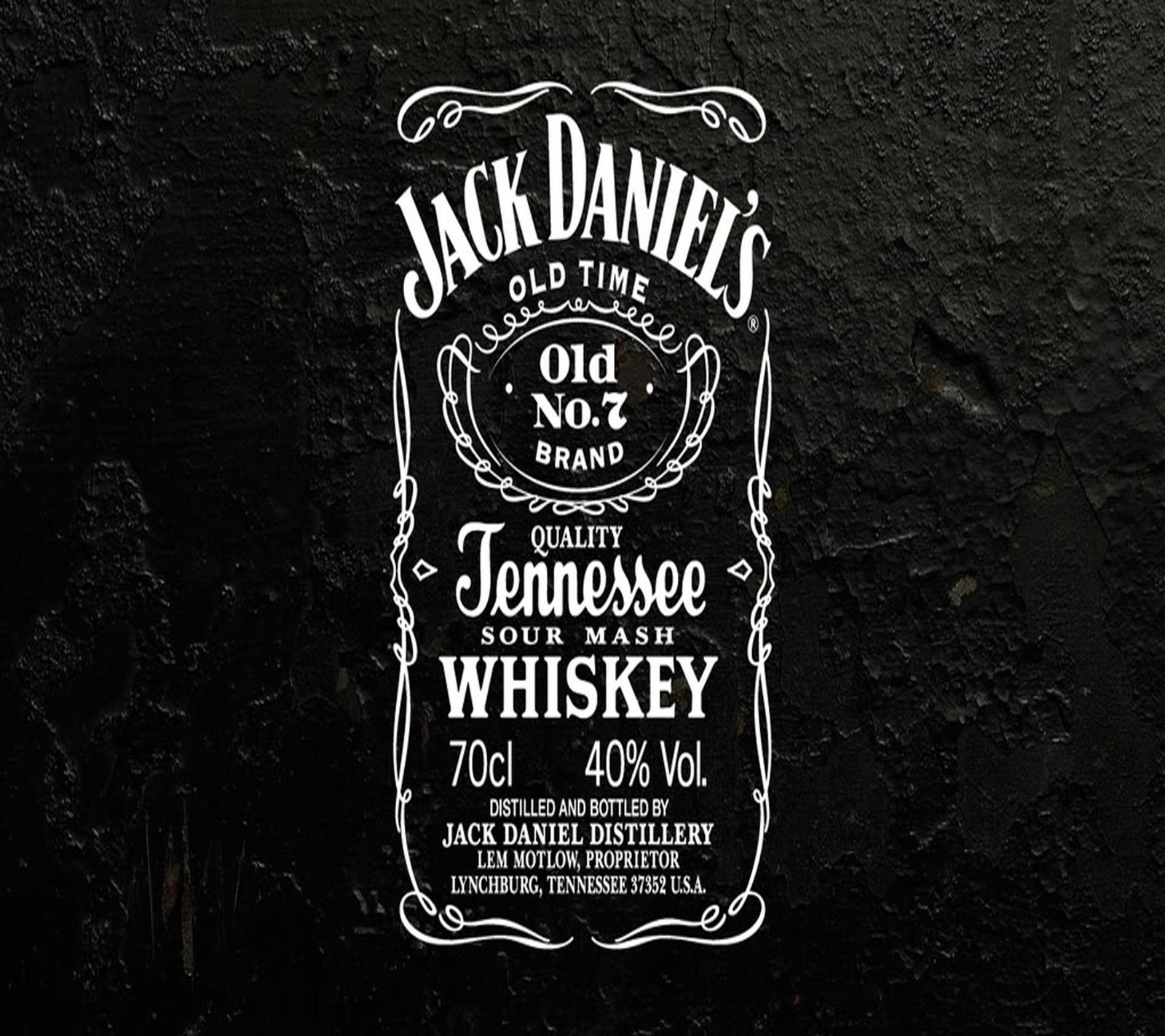 Eine nahaufnahme einer flasche jack daniels whiskey auf schwarzem hintergrund (abstrakt, logos)