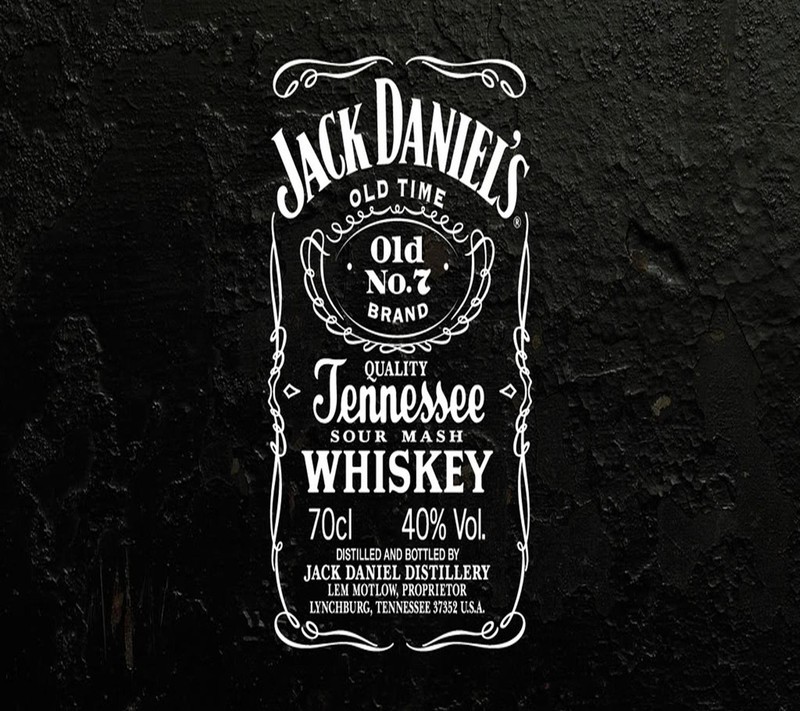 Крупный план бутылки виски jack daniels на черном фоне (абстракция, логотипы)