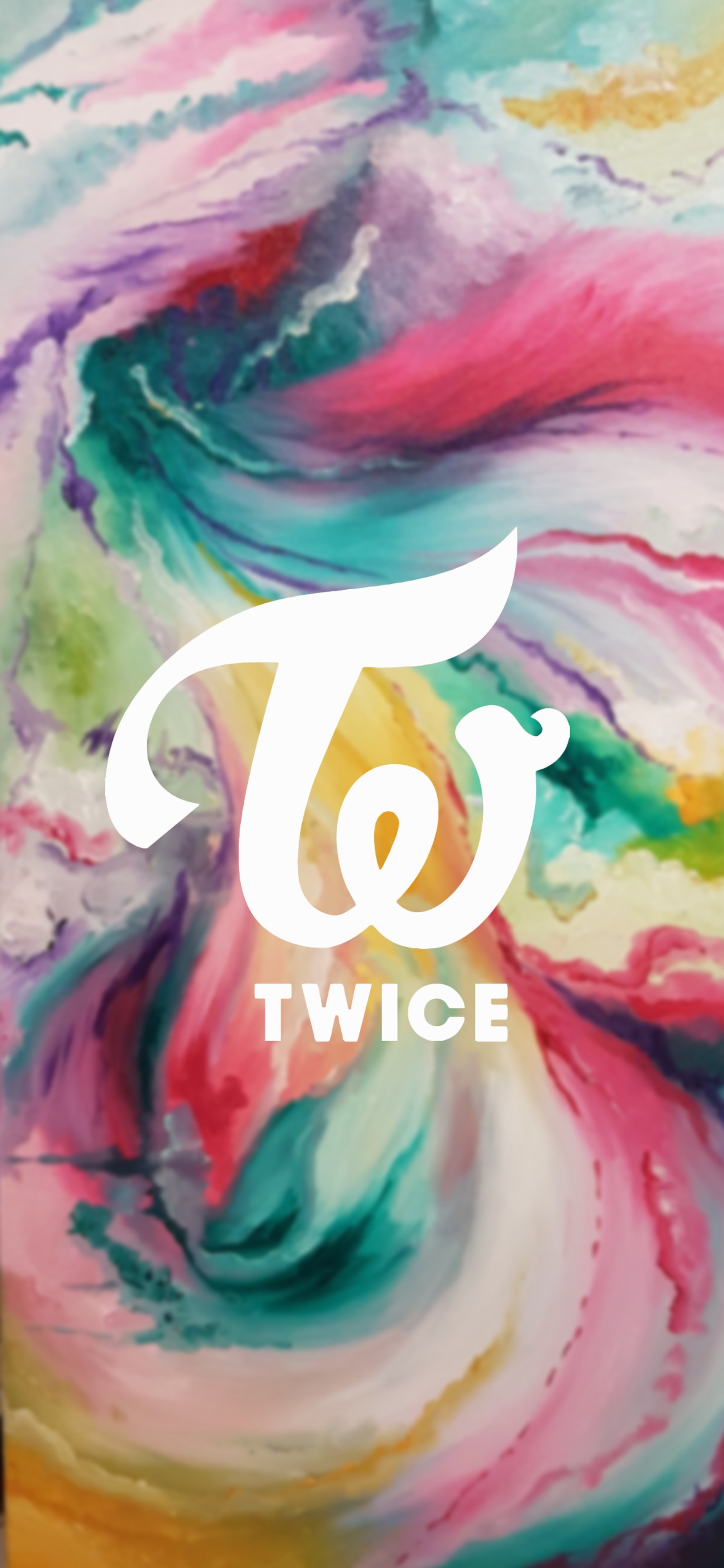 Um close de uma pintura de um redemoinho colorido com o logo do twice (cor, verde, vermelho, vórtice, duas vezes)