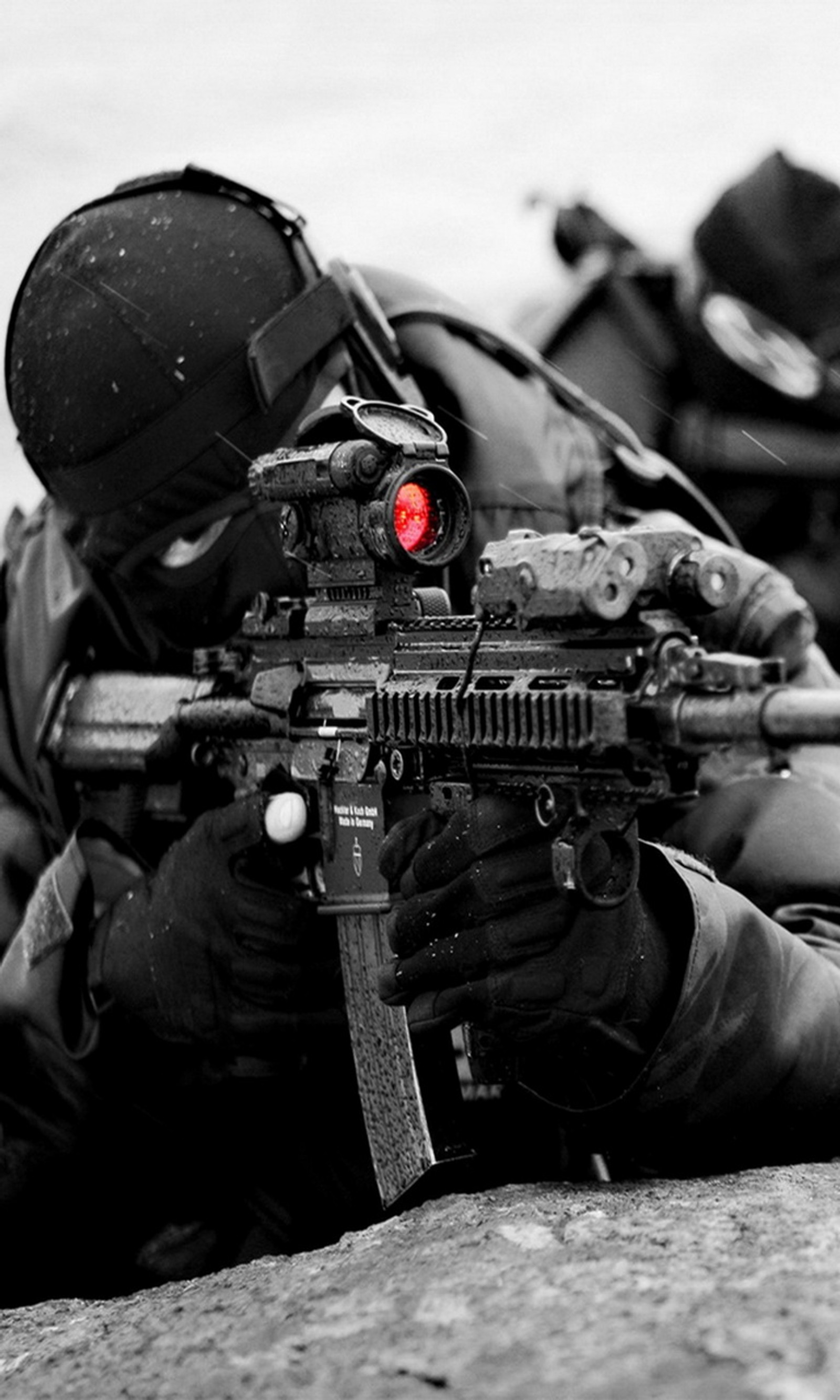 Soldat arabe avec un fusil et une lumière rouge sur son visage (armée, combattant, arme, tireur délite)