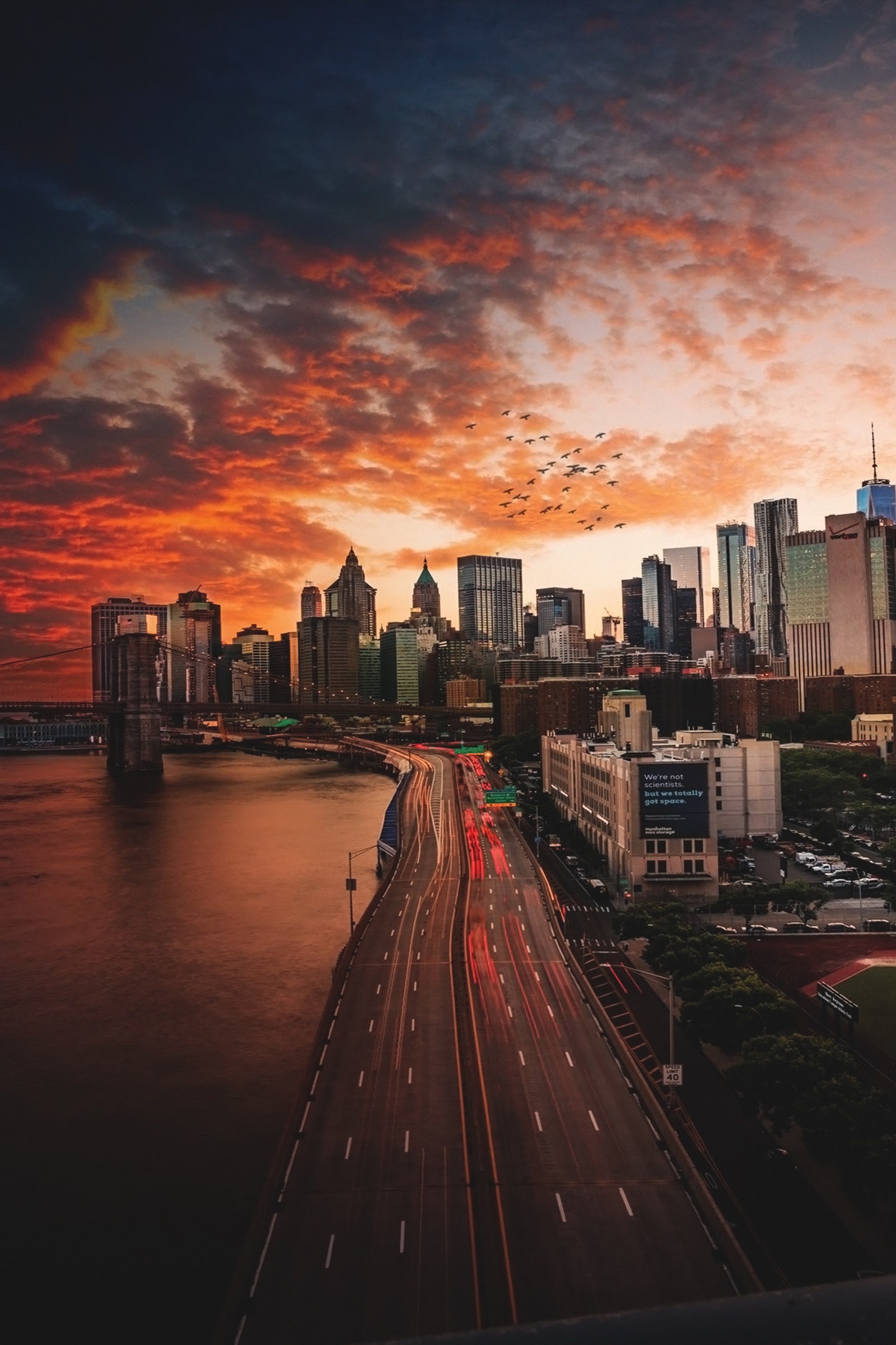 Une vue de la skyline d'une ville avec un pont et une rivière. (4k, meilleur, bleu, ville, soir)