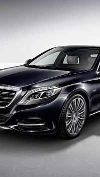 Elegante Mercedes S500: Uma fusão de luxo e velocidade