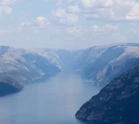 Majestoso Lysefjorden: Uma vista serena do fiorde na paisagem cênica da Noruega