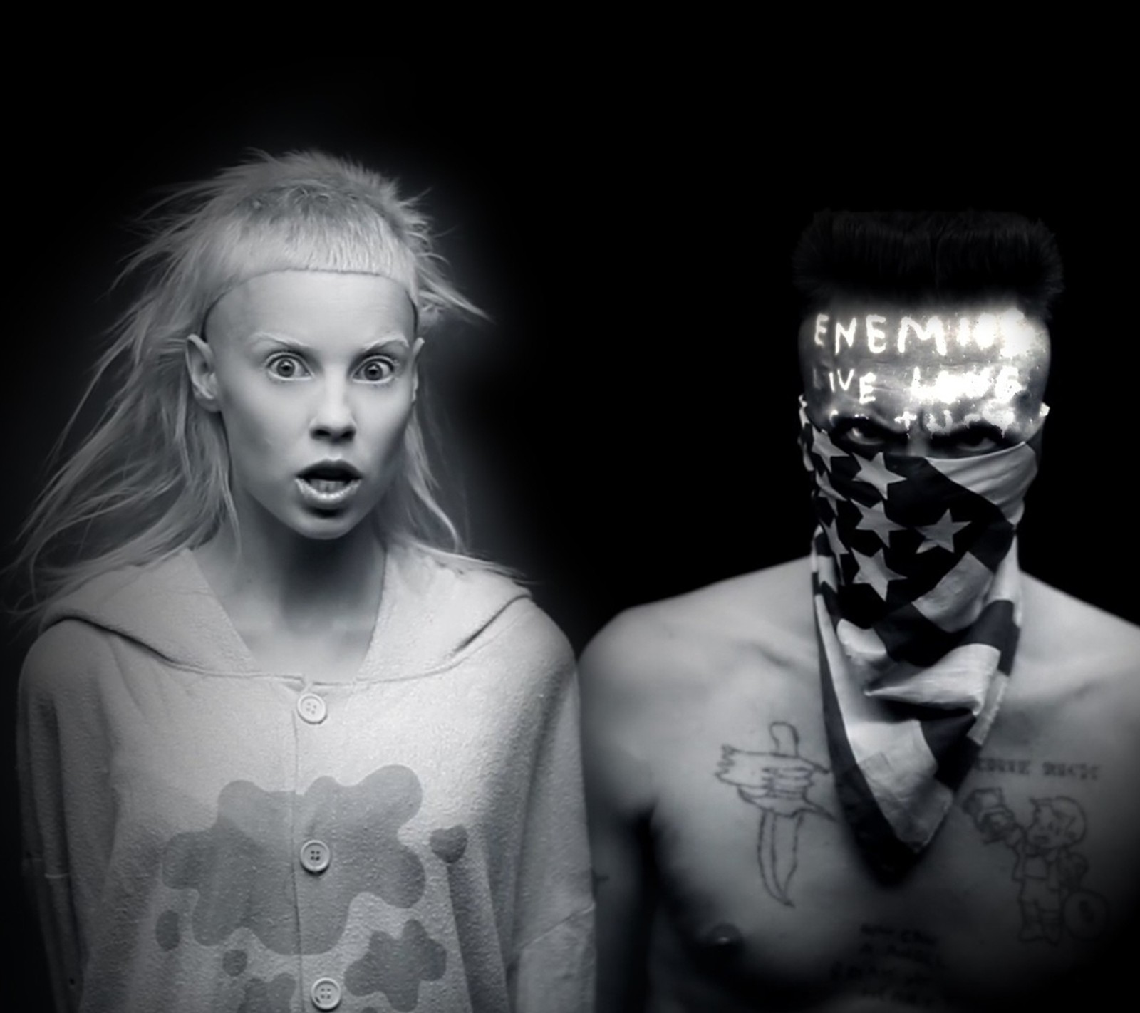 Femme blonde avec un bandana et un homme avec un masque facial (afrique, antwoord, mourir, ninja, rap)