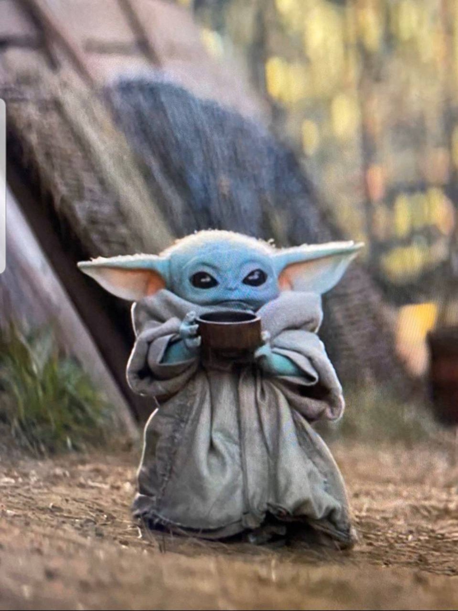 Un bebé yoda sosteniendo una taza de café (bebé, baby yoda bone broth, hueso, broth, cuervo)