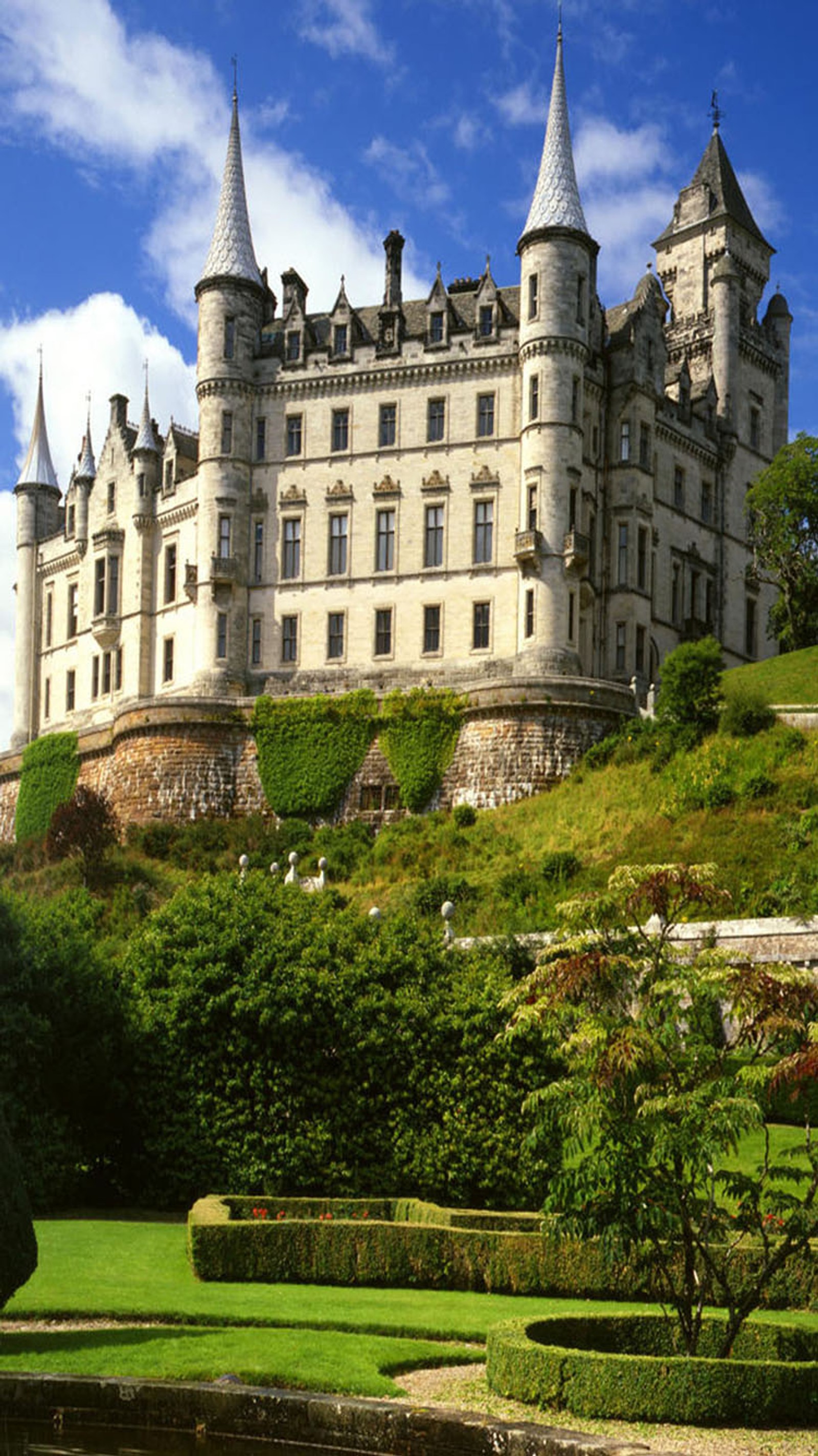 Arabische burg mit einem brunnen vor einem üppigen grünen hügel (burg, gotisch)