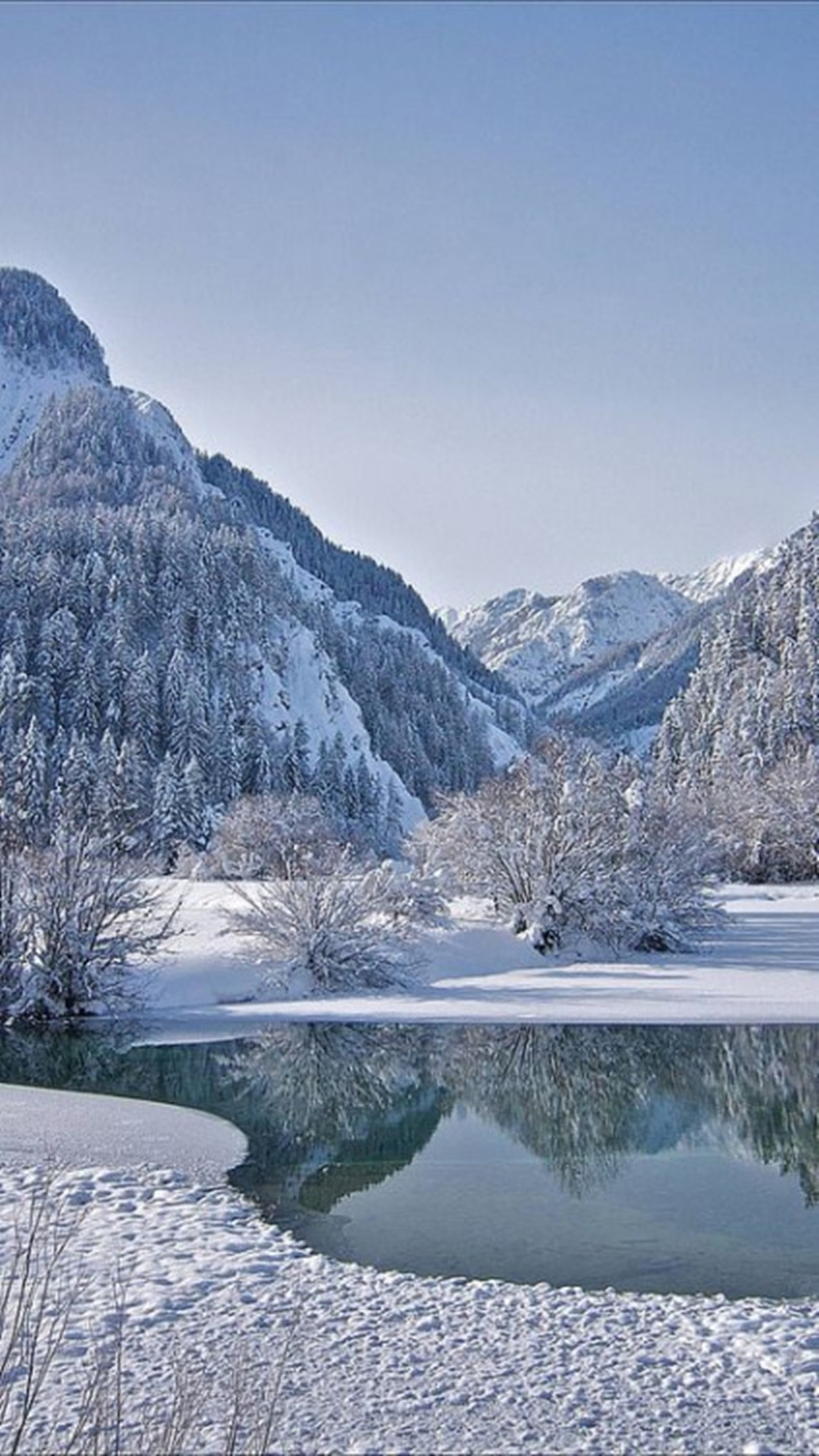 Snowy mountains and a lake in the middle of a snowy landscape (landscape, snowy)