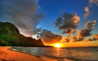 Impresionante atardecer sobre una playa tranquila con montañas exuberantes