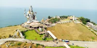 Majestätische Shiva-Statue mit Blick auf das Meer in Murudeshwar