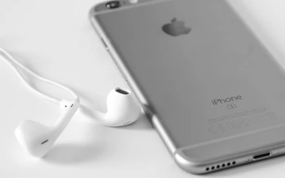 iPhone 5s avec EarPods sur un fond minimaliste