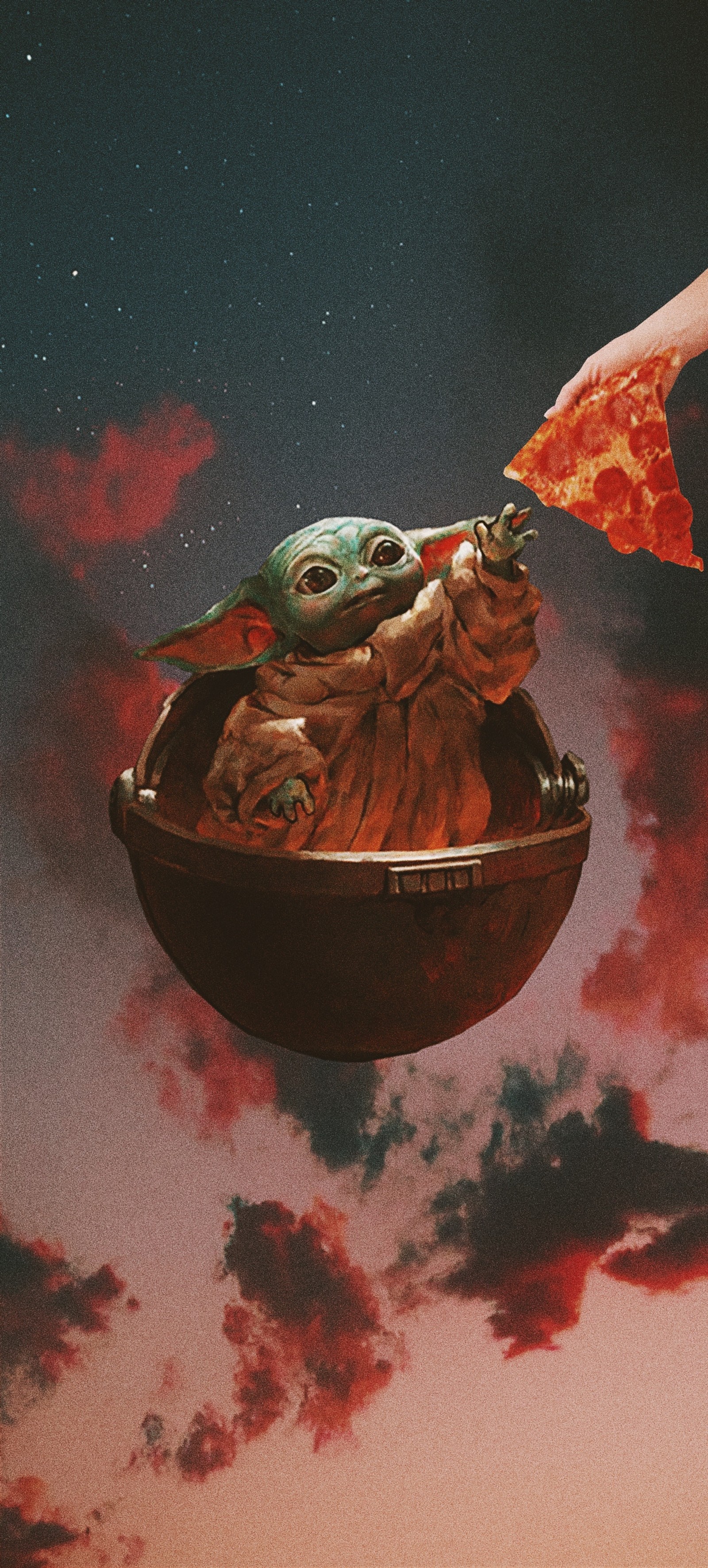 Hay un bebé yoda comiendo pizza de un tazón (bebé yoda, baby yoda, lindo, el mandaloriano, yoda)