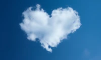 Nube en forma de corazón en un cielo azul claro