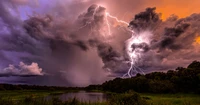 Des éclairs dramatiques frappent un ciel du soir nuageux de cumulus