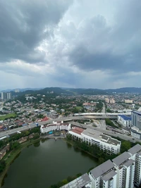 Vista aérea de un área urbana bajo cielos nublados