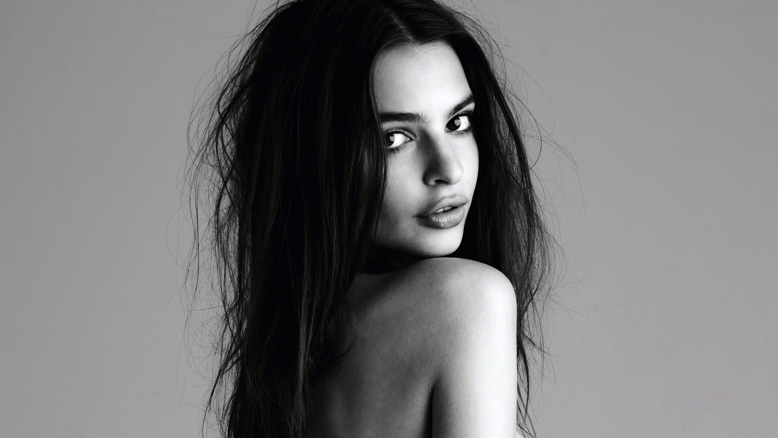 Une femme aux longs cheveux posant en noir et blanc (emily ratajkowski, portrait, 5k, modèle américain, noir et blanc)