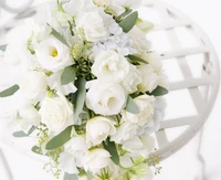 Bouquet de fleurs blanches élégant pour le jour spécial de la mariée