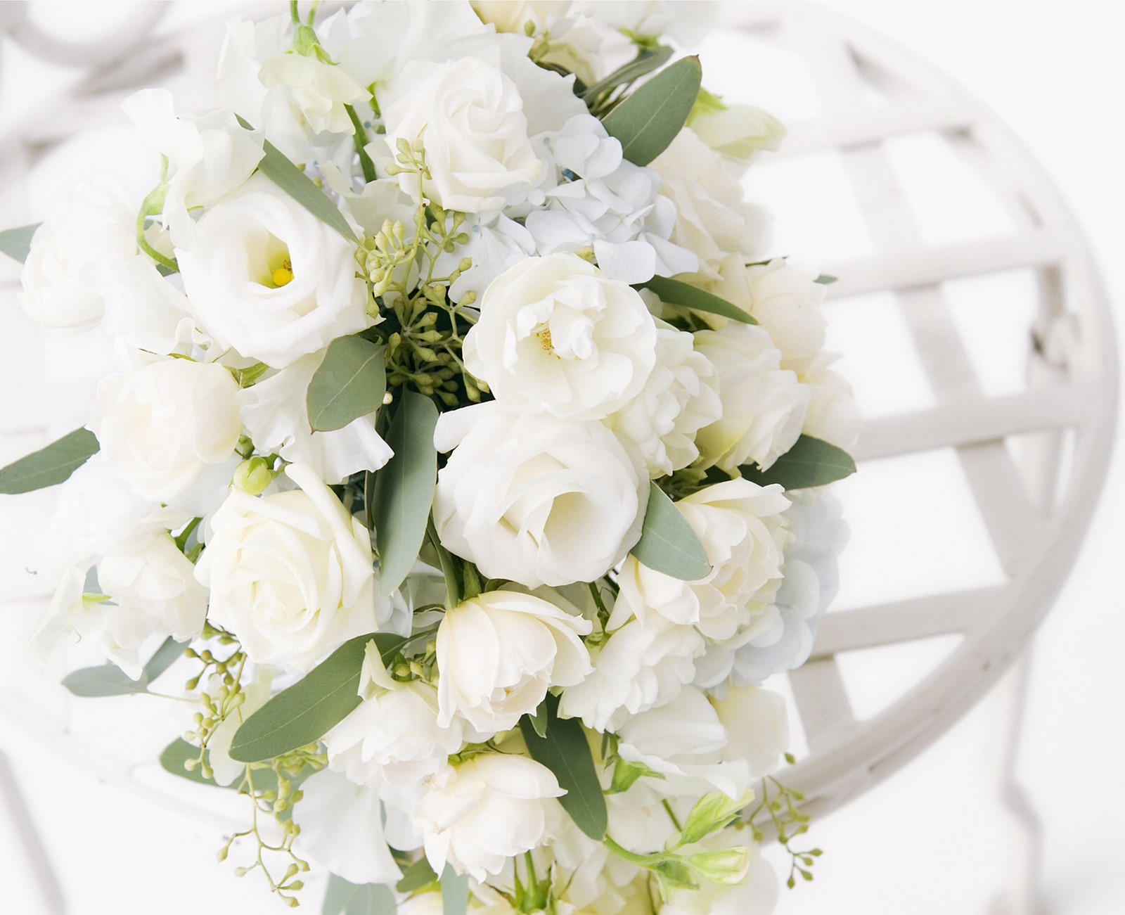 Il y a un bouquet de fleurs blanches sur une chaise (mariage, bouquet de fleurs, mariée, fleur, bouquet)