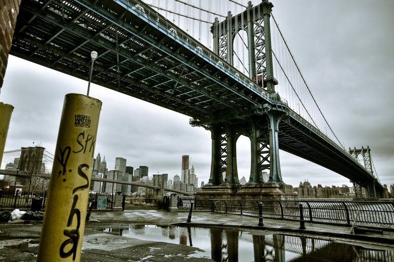 Вид на мост через водоем с городом на фоне (мост манхэттен, manhattan bridge, мост, балочный мост, железо)