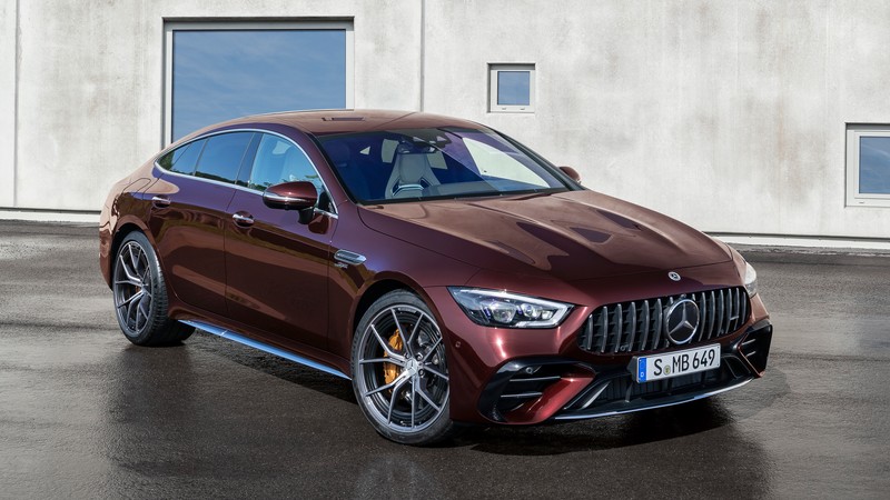 Красный мерседес s-класса купе припаркован перед зданием (mercedes amg gt 53 4matic, купе, 2021, машины, обои 4k)